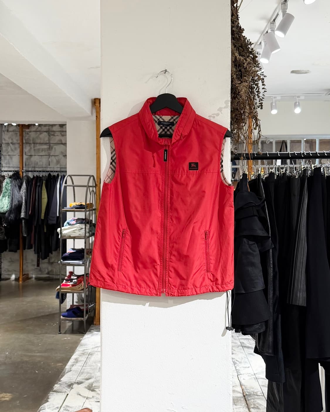 버버리 레드 클래식 나일론 슬리브리스 상품이미지1