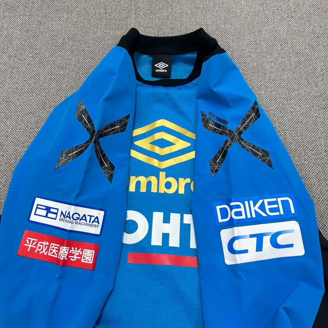 엄브로 2015 감바 오사카 선수 실착용 어센틱 트레이닝탑(L-XL) 상품이미지2