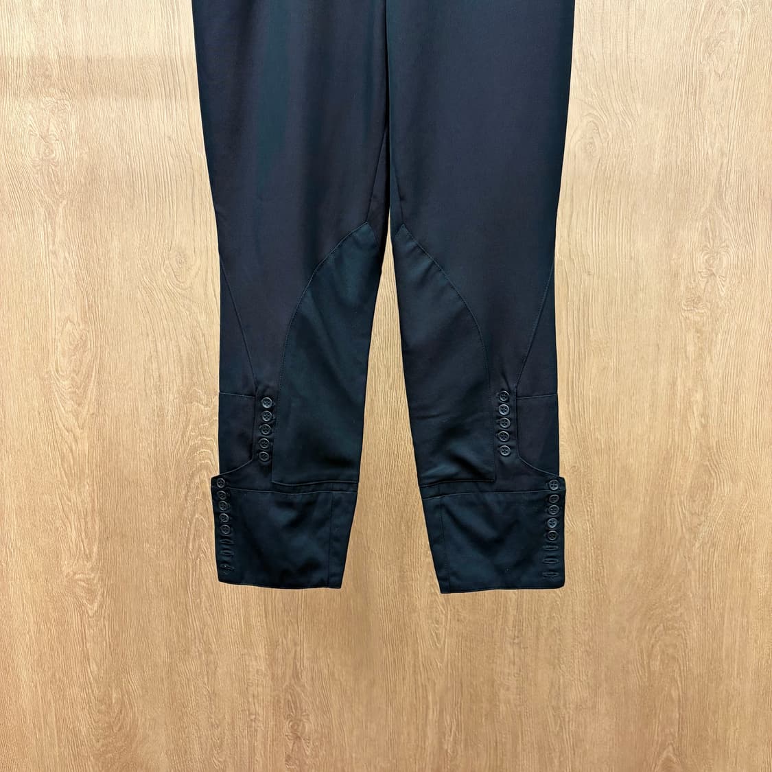 끌로에 7부 슬림 스트레이트 테일러드 팬츠 멀티 버튼 포켓 디테일 블랙 상품이미지5