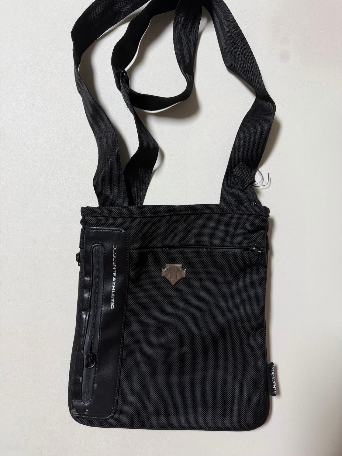 데상트 크로스백 상품이미지1