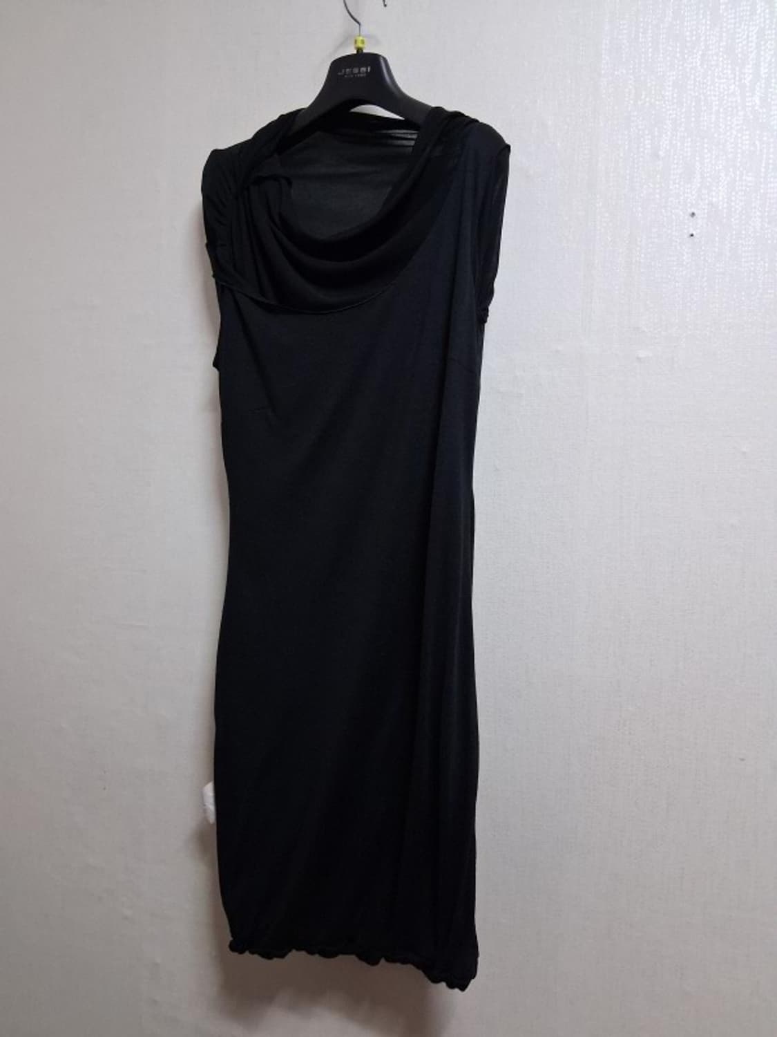 MAX&CO 막스앤코 검정 실루엣 원피스 미디기장 슬림한55
원 상품이미지3