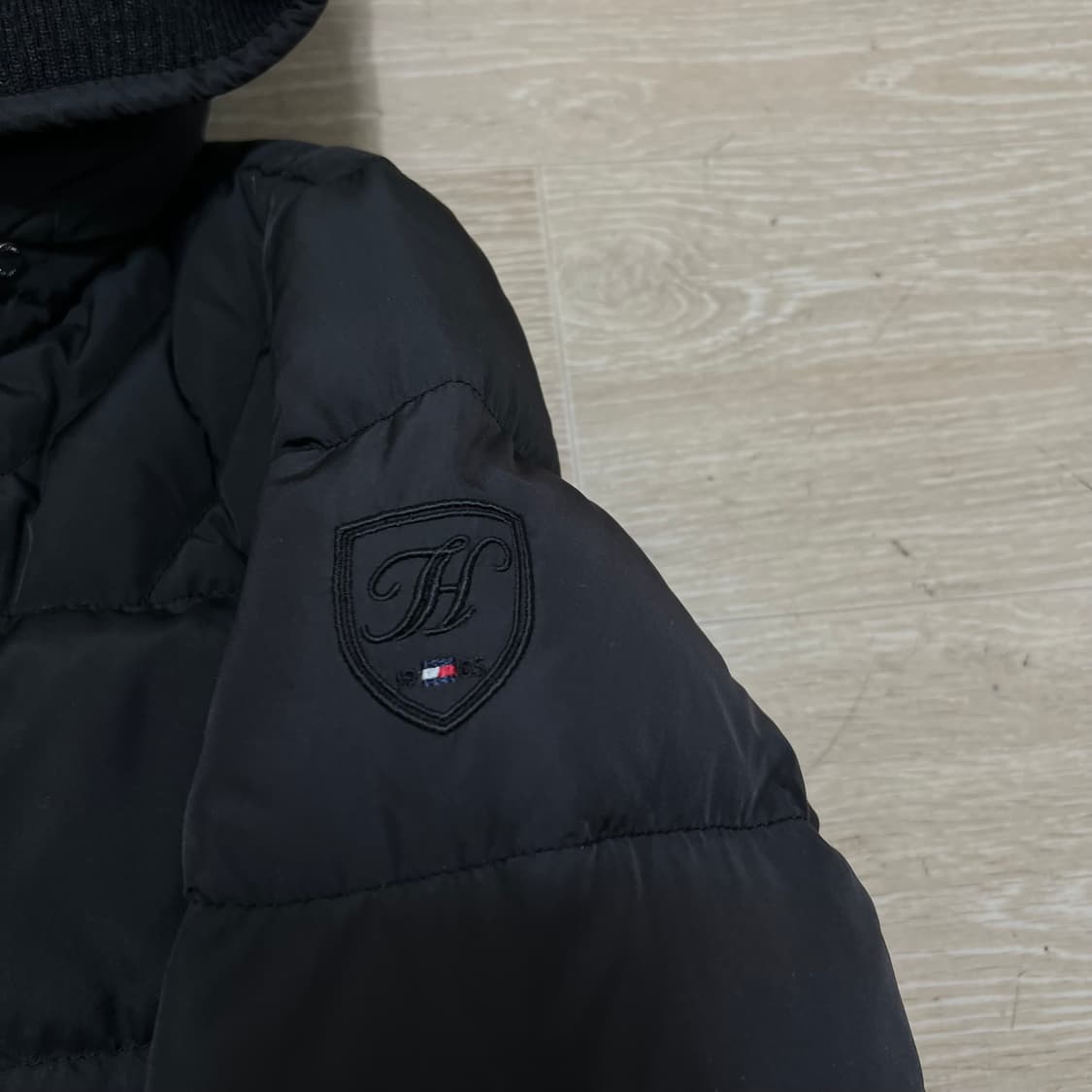 타미힐피거 여성 덕다운 와펜 후드 롱패딩 점퍼 [블랙] S/90 상품이미지4