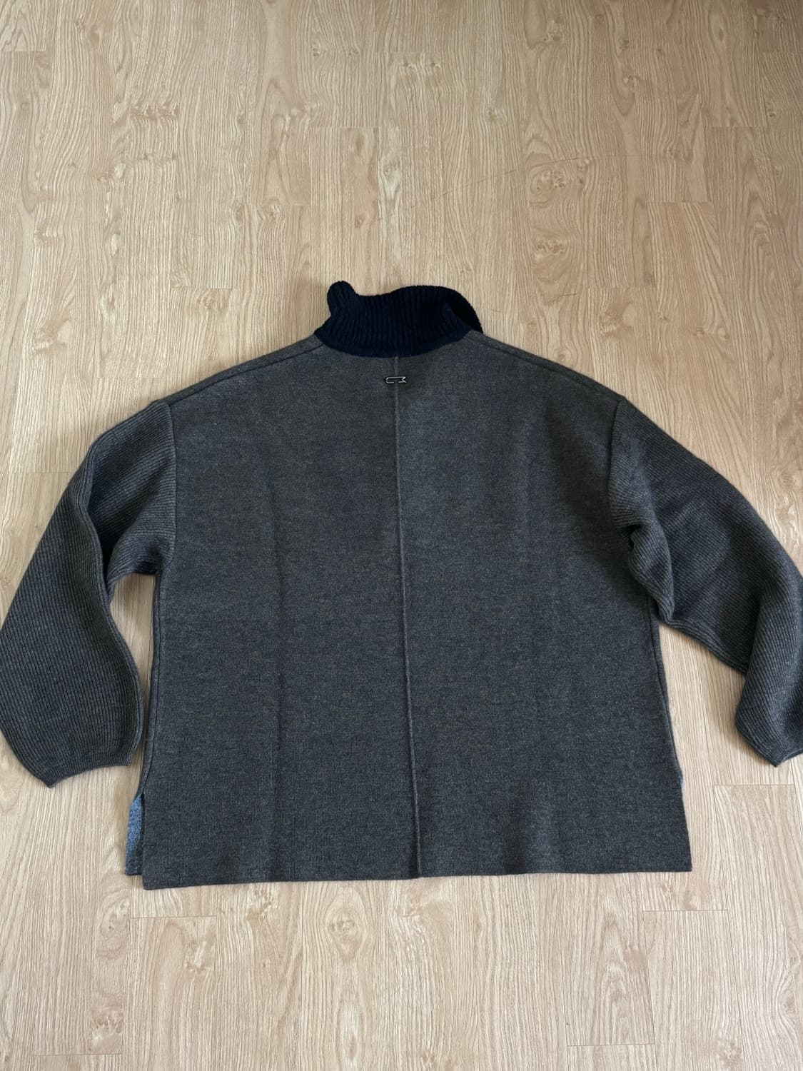 우마뭉 블루 폭스 믹스 스티치 칼라 니트 팔아요! 상품이미지2