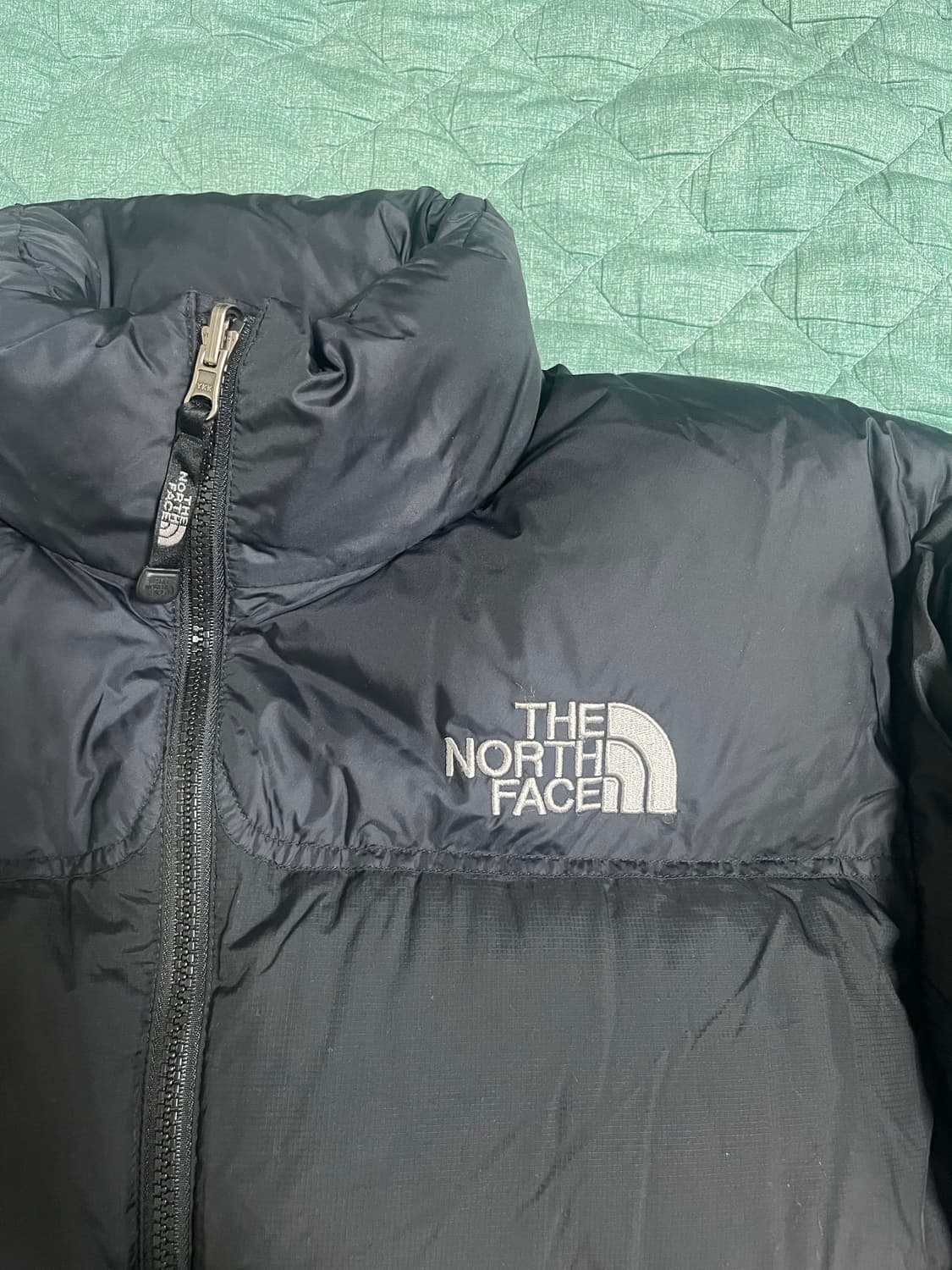 노스페이스 700 중앙로고 패딩 Msize 블랙(무광) 상품이미지2