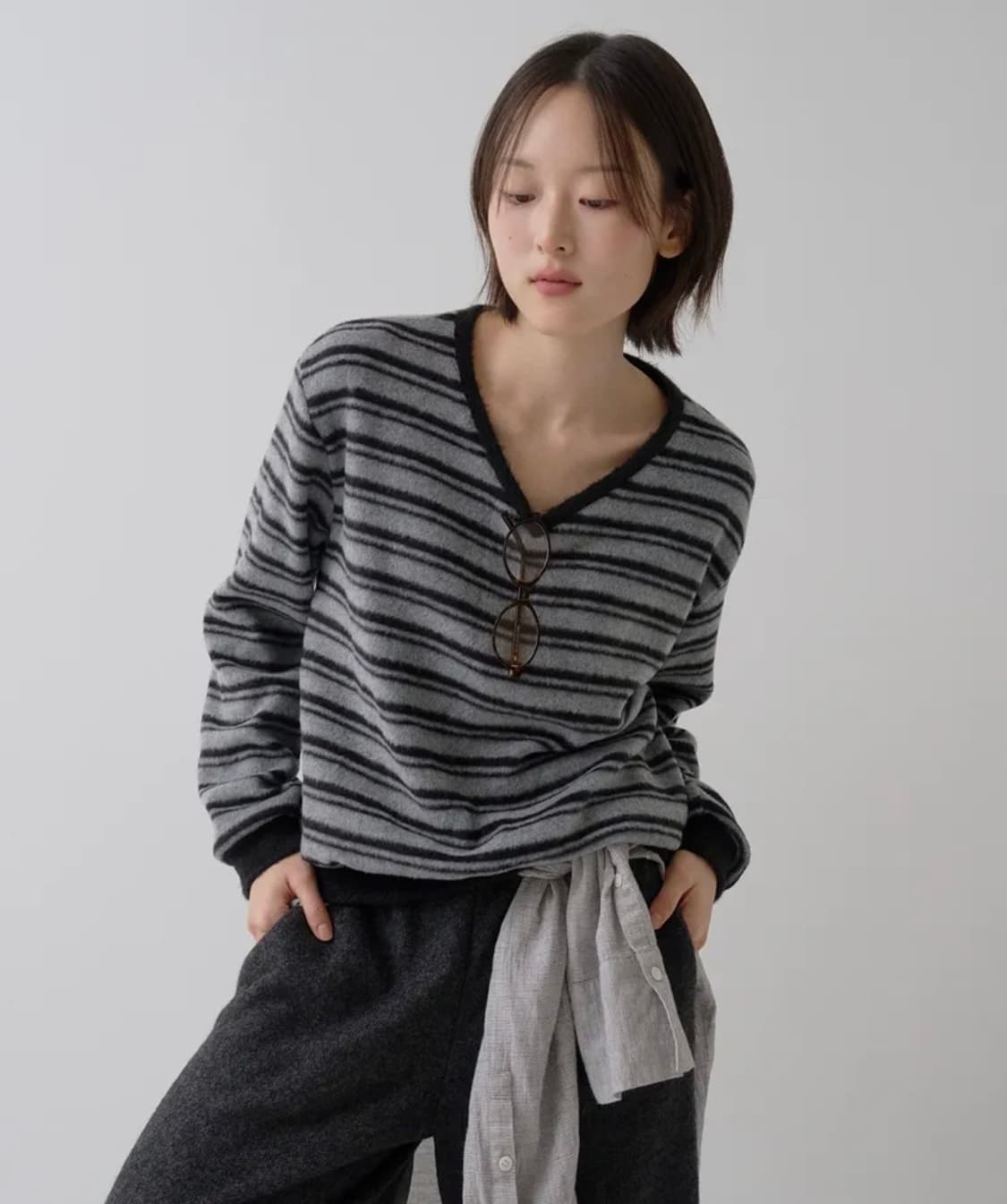 [새상품] 사유 스트라이프 브러쉬 브이넥 풀오버 블랙 상품이미지1