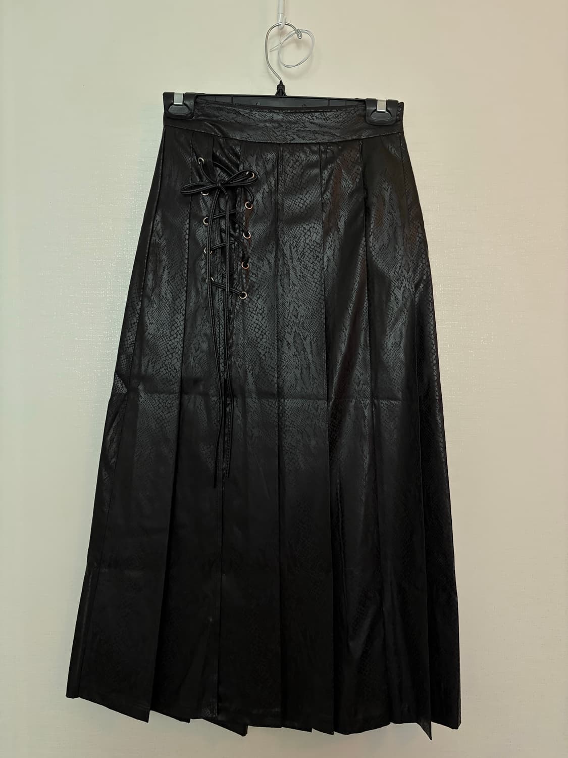 체리퀴리 아일렛 파이톤블랙 롱스커트 상품이미지2