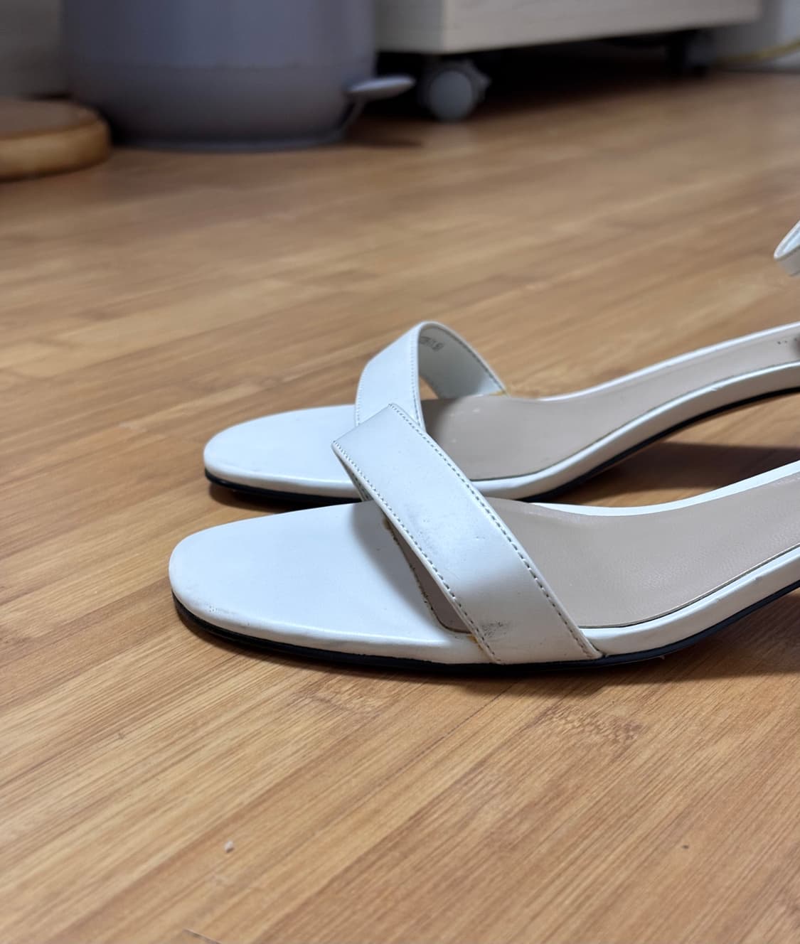 찰스앤키스 (CHARLES & KEITH) 화이트 스트랩 샌들 상품이미지2