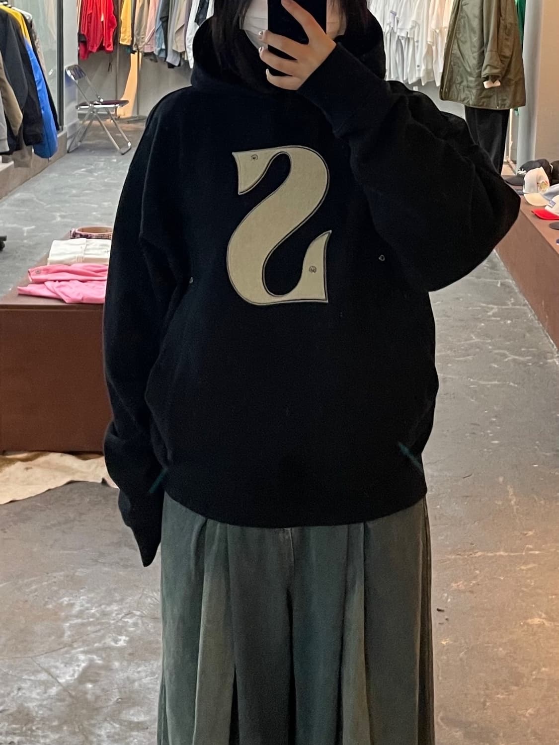 세터 리벳 아플리케 포켓 로고 블랙 후드티 H1931 상품이미지1