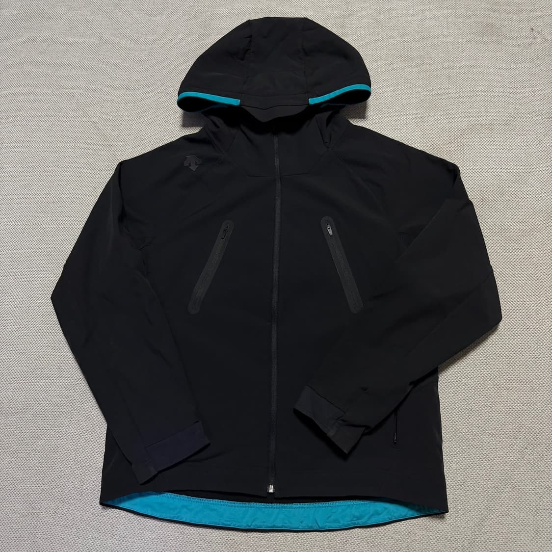 데상트 사이드로고 소프트쉘 후디 상품이미지1