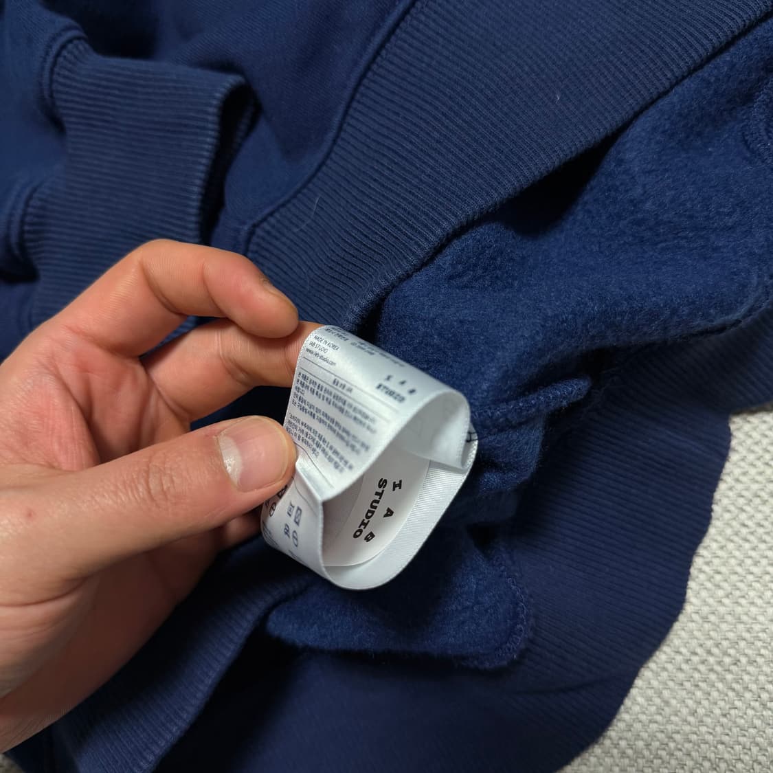 아이앱 IAB 스튜디오 네이비 맨투맨 티셔츠 상품이미지5