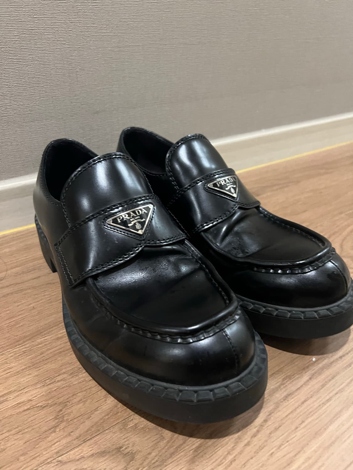 (정품) 프라다 삼각로고 남자로퍼 270 상품이미지1