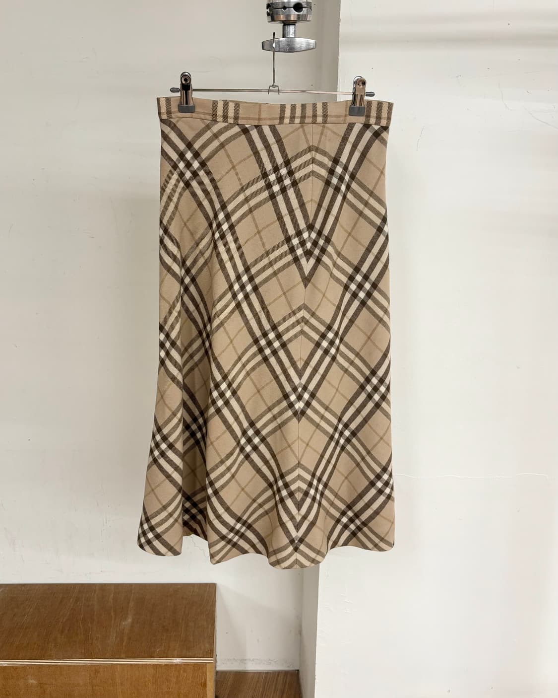 버버리 런던 베이지 노바체크 미디스커트  상품이미지1