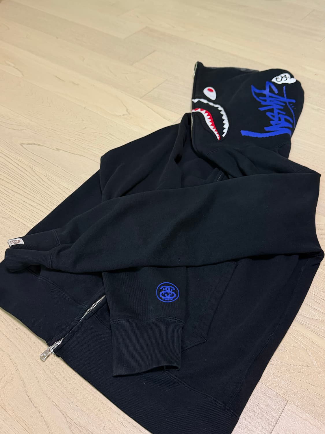 베이프 x 스투시 콜라보 샤크 후드집업 상품이미지1