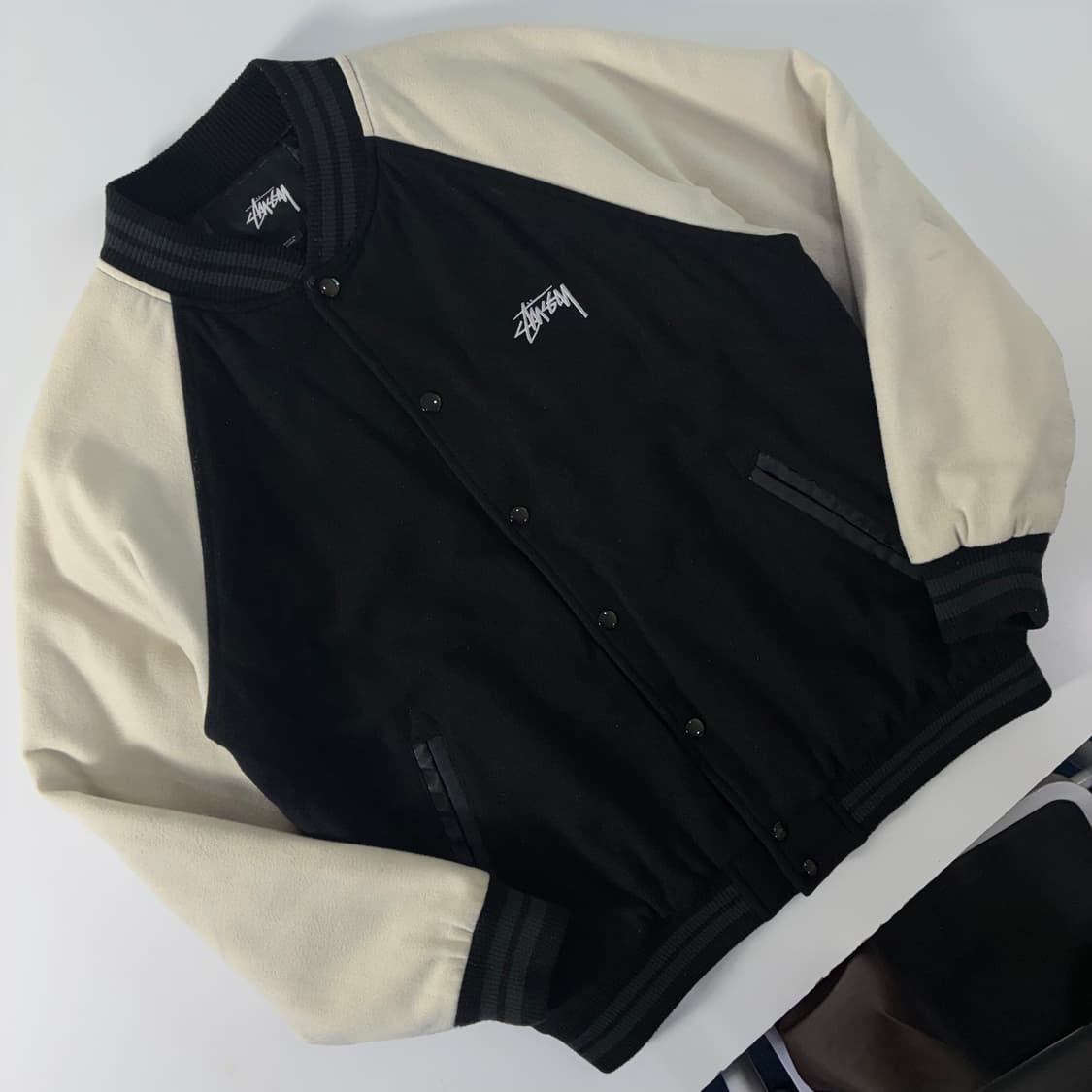 Stussy 스투시 SS 투톤 자수 울 바시티 자켓 상품이미지2