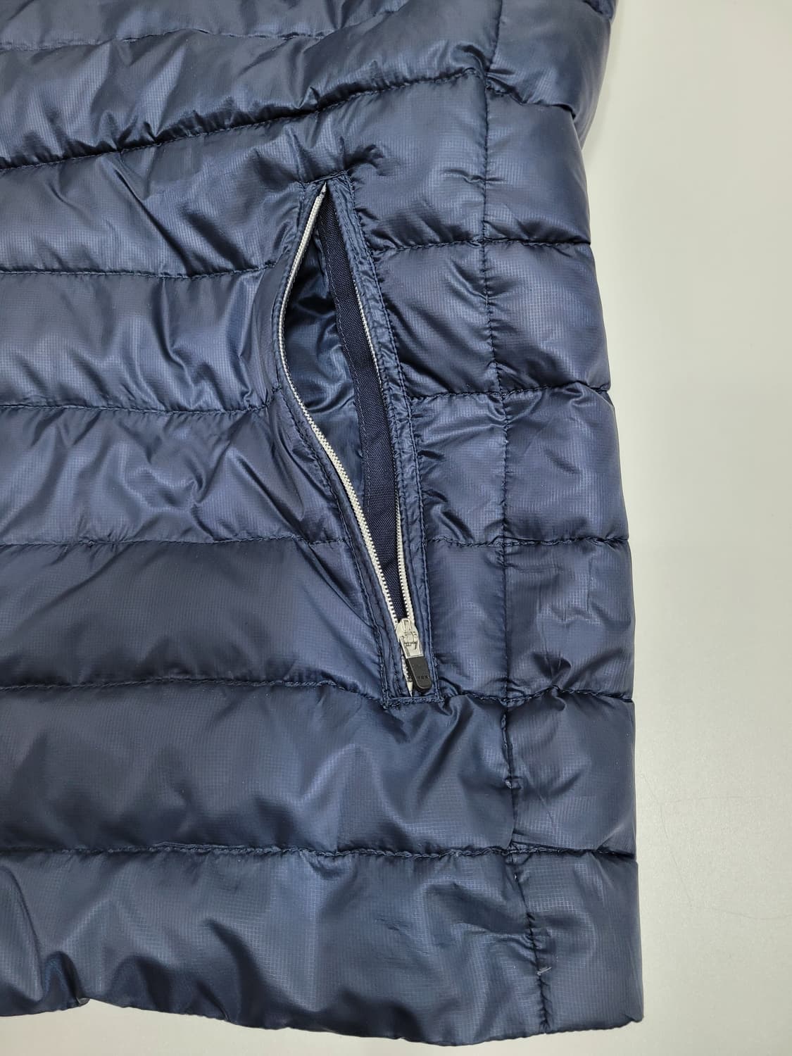 마스터바니에디션 경량 다운 패딩 베스트 / 사이즈 4 (95) 네이비
 상품이미지5