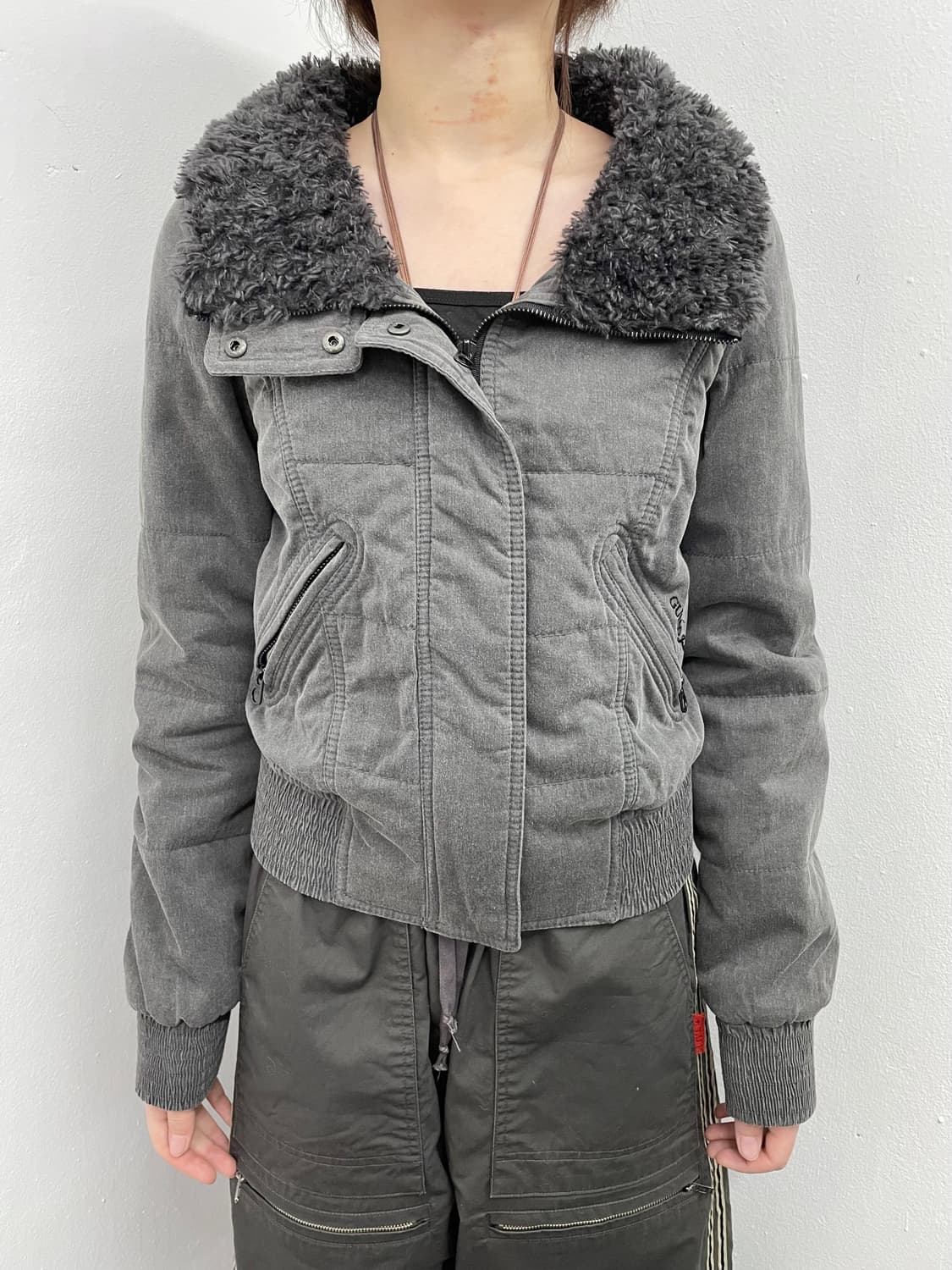 게스 차콜 퍼 로고 자켓 상품이미지1