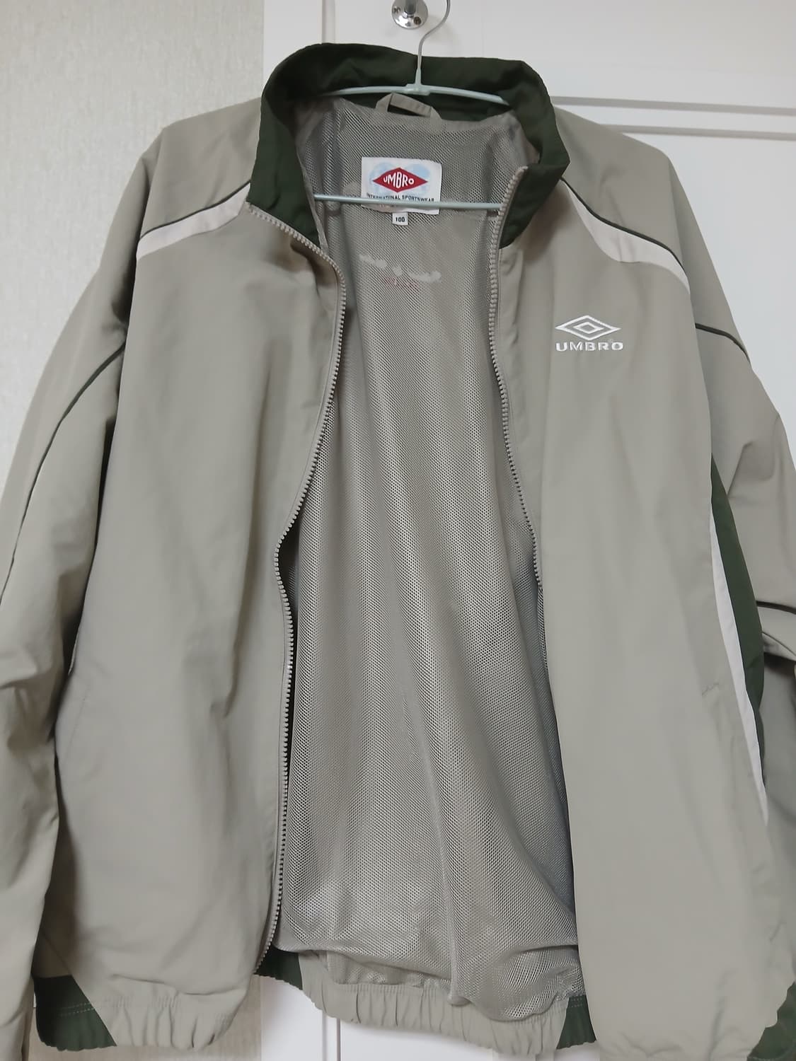 엄브로 hbl celeb 스탠넥 바람막이 베이지 상품이미지2