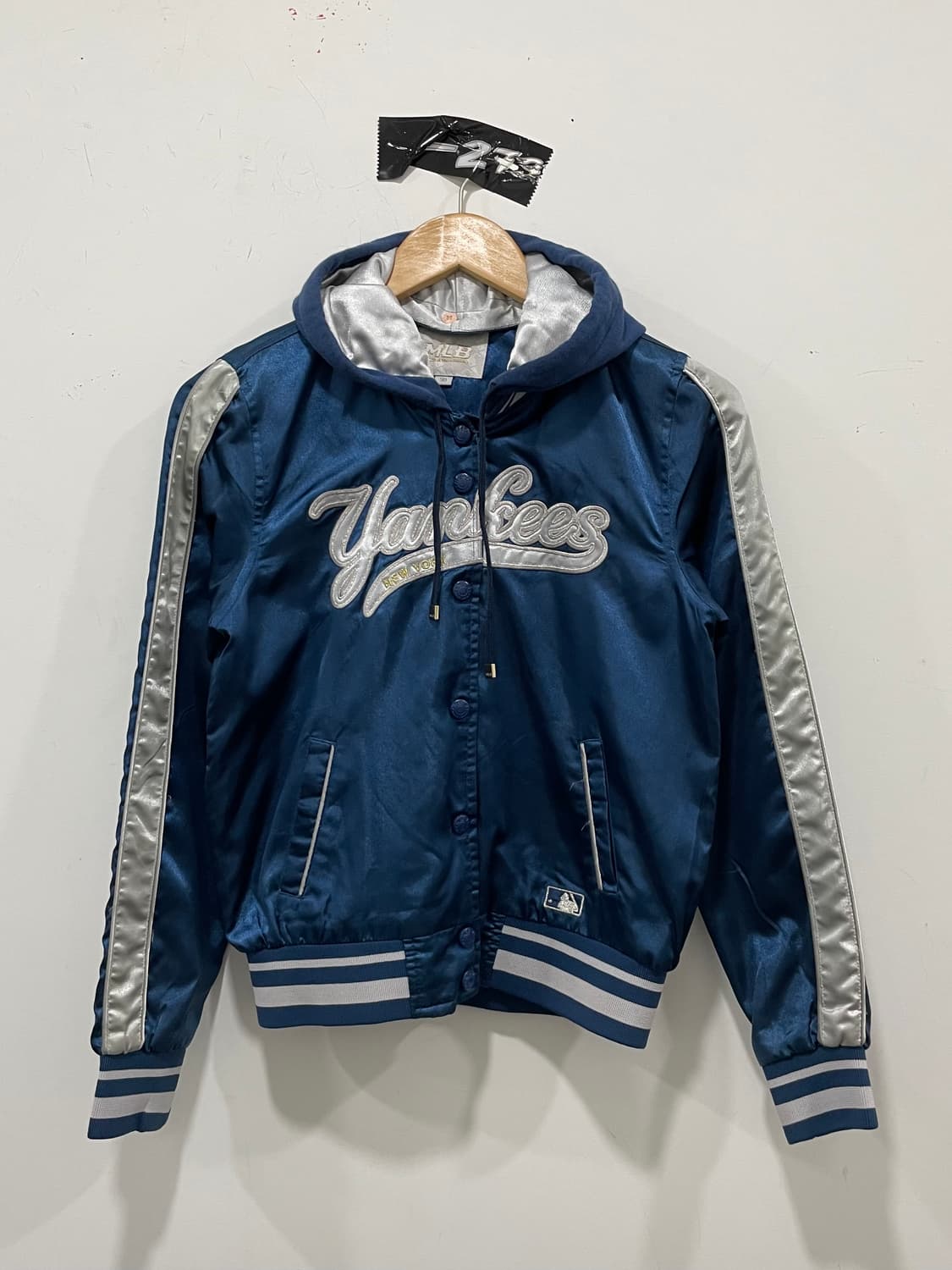 MLB 뉴욕 양키스 새틴 후드 슬림핏 크롭 바시티자켓 상품이미지3