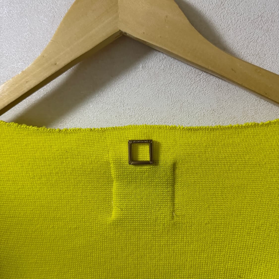 우영미 파리 오버핏 라운드넥 로고 니트  상품이미지5