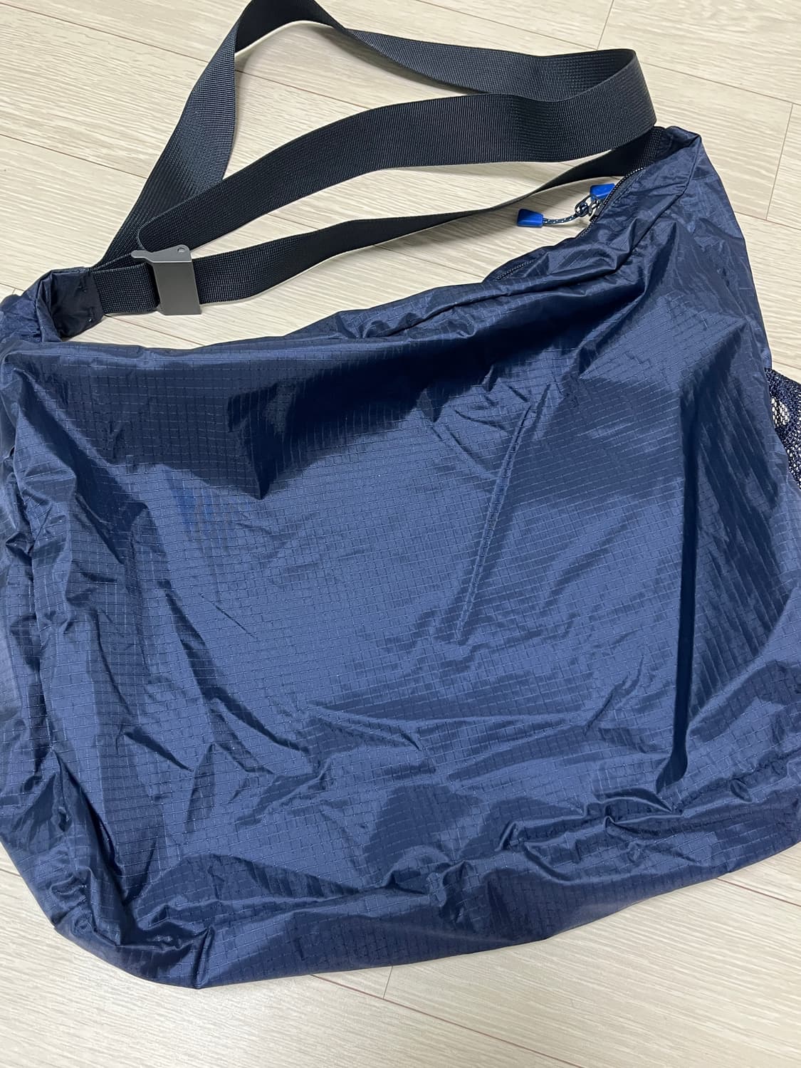 몽벨 포켓터블 라이트 숄더백 네이비 L 상품이미지4