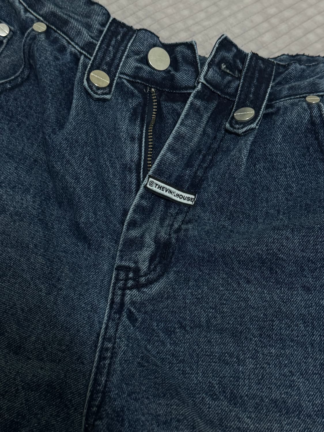 더 바이닐 하우스 CURVED DENIM PANTS BLUE 상품이미지3