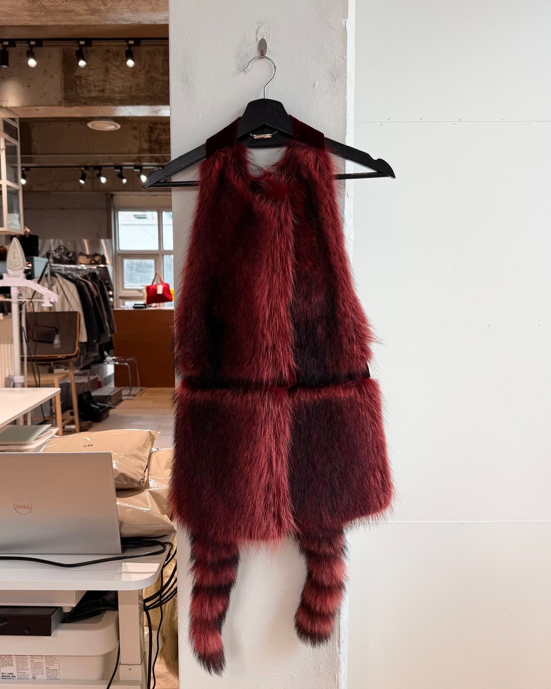 지방시 레드 15fw 리카르도 티시 라쿤 퍼 베스트 자켓 상품이미지2