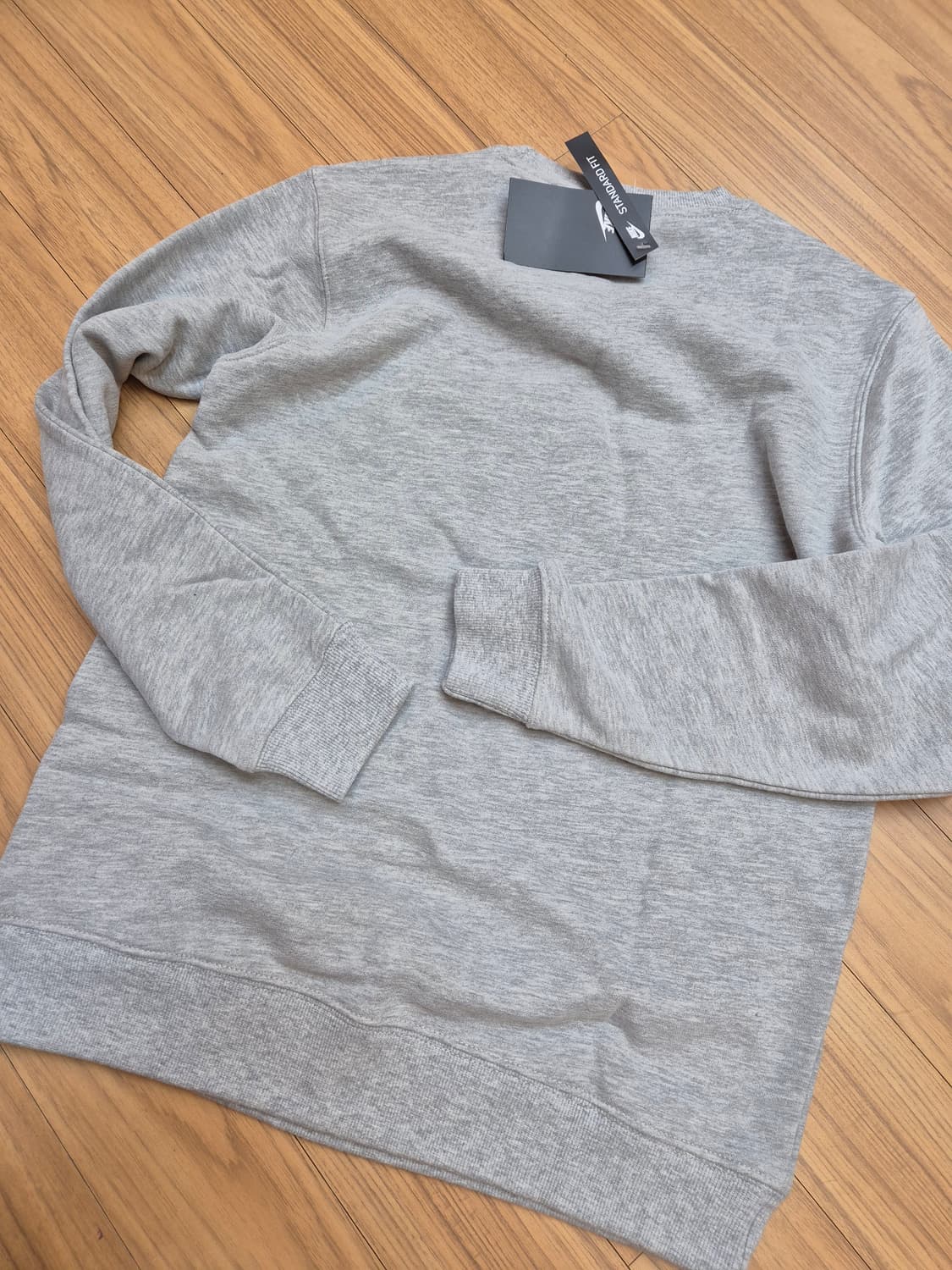 택 달린 나이키 맨투맨 M사이즈 새상품입니다. 회색 무난한 색상이라 어디 상품이미지2