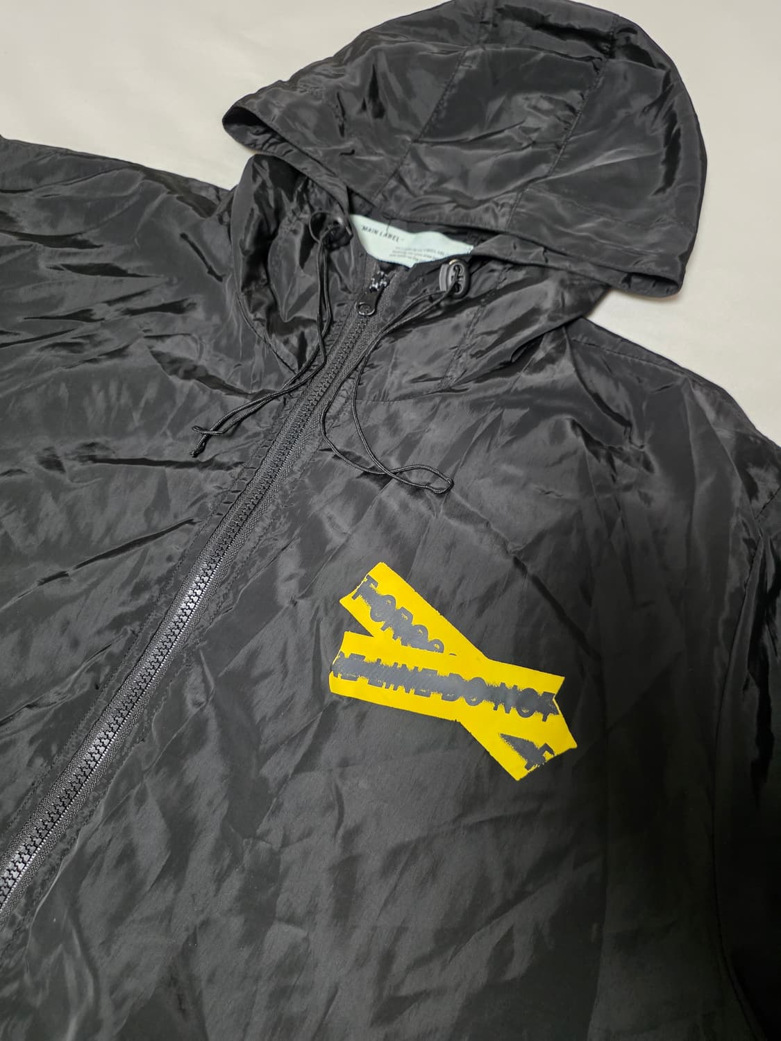 오프화이트 파이어 테이프 애로우 윈드쉴드 블랙 가단 63cm 상품이미지3