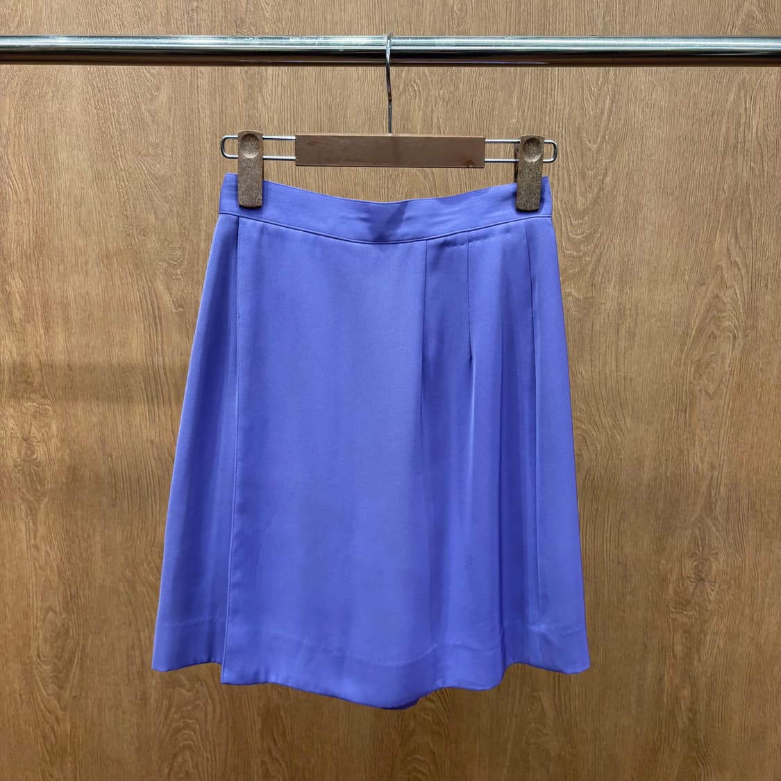 꾸레쥬 플리츠 미디 스커트 버튼 랩 로고 자수 디테일 A라인 라이트 퍼플 상품이미지3