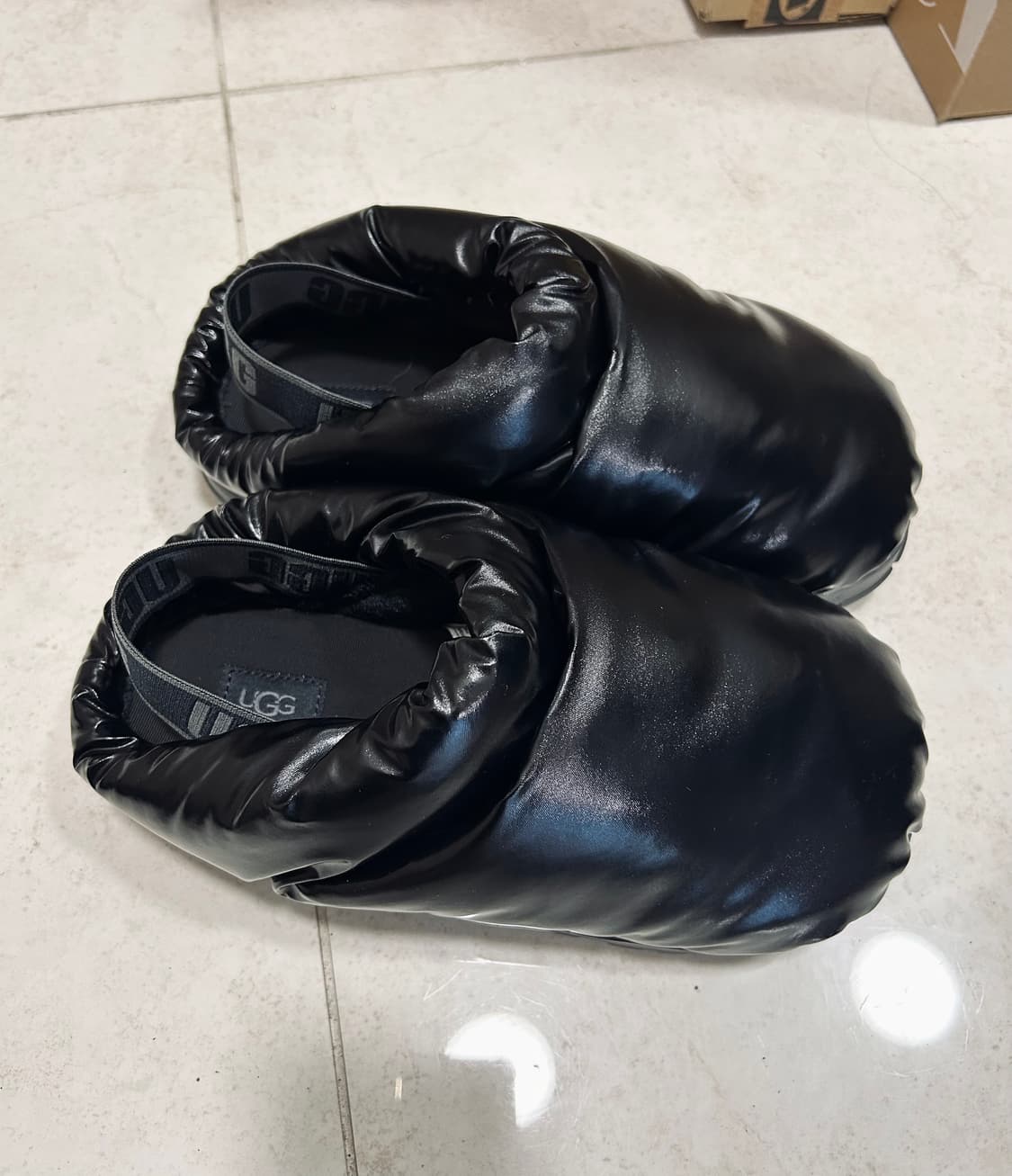 UGG 어그 샤이니 로고 스트랩 슬라이드 패딩 샌들 상품이미지1