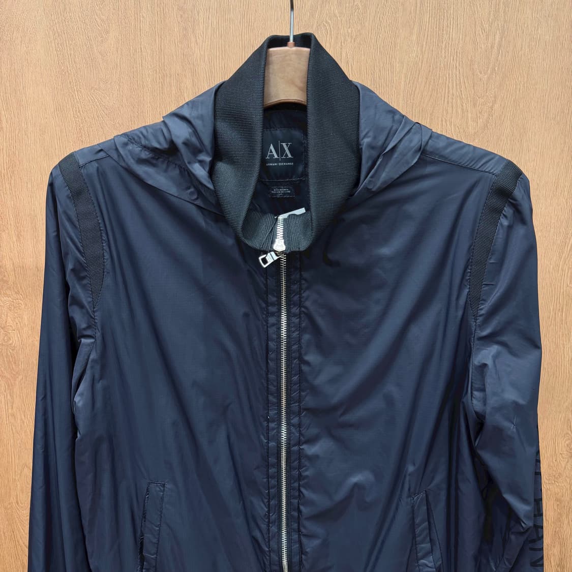 아르마니 익스체인지 나일론 바람막이 메탈 지퍼 웰트 포켓 디테일 블랙 상품이미지4