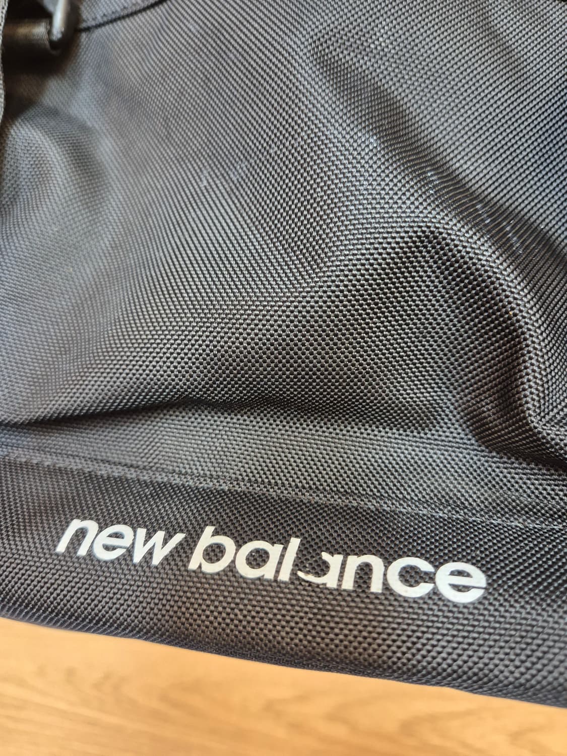 뉴발란스 백팩입니다
- 스타일 번호는 NBGCDSS104-00입니다
-  상품이미지2