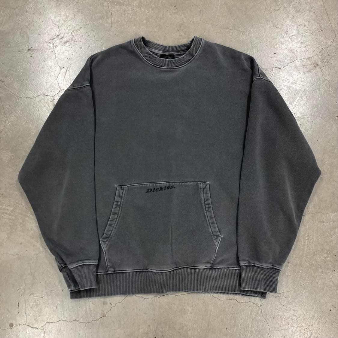 디키즈 차콜 피그먼트 컬러 포켓 로고 맨투맨 상품이미지1