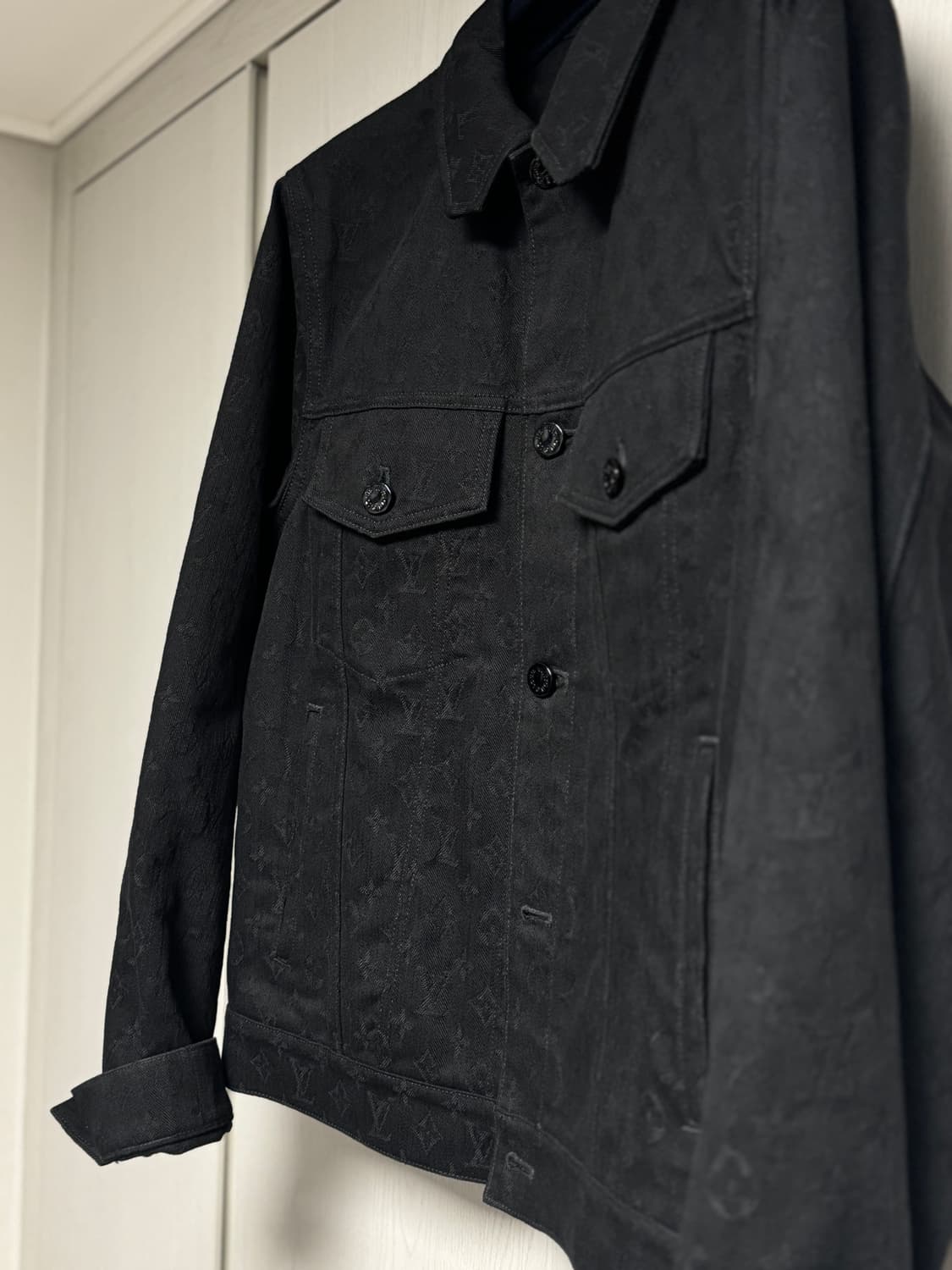 루이비통 모노그램 흑청 데님 자켓 블랙 48 사이즈 상품이미지2