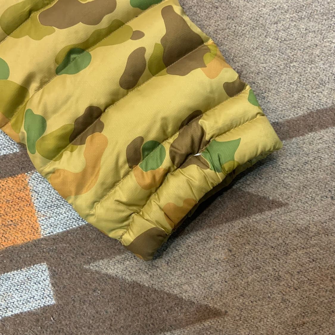 아디다스 카모 구스다운 경량패딩 XL 상품이미지5