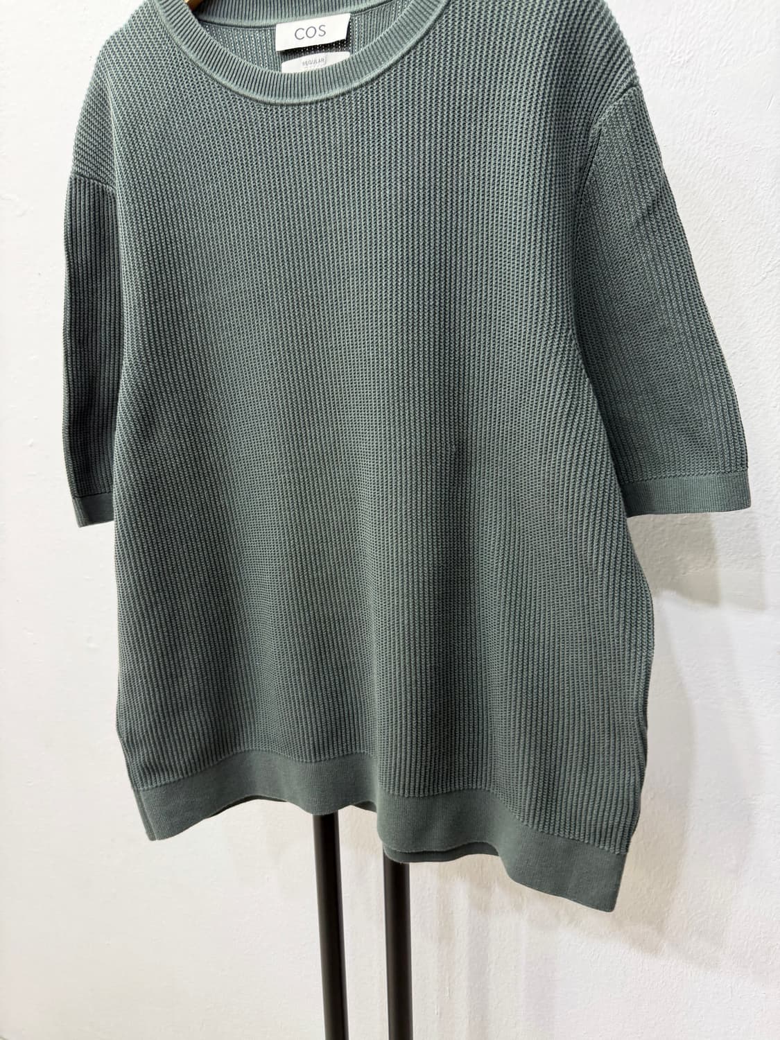 정품) COS 코스 남성 레귤러핏 그린 반팔 니트티 M 상품이미지3