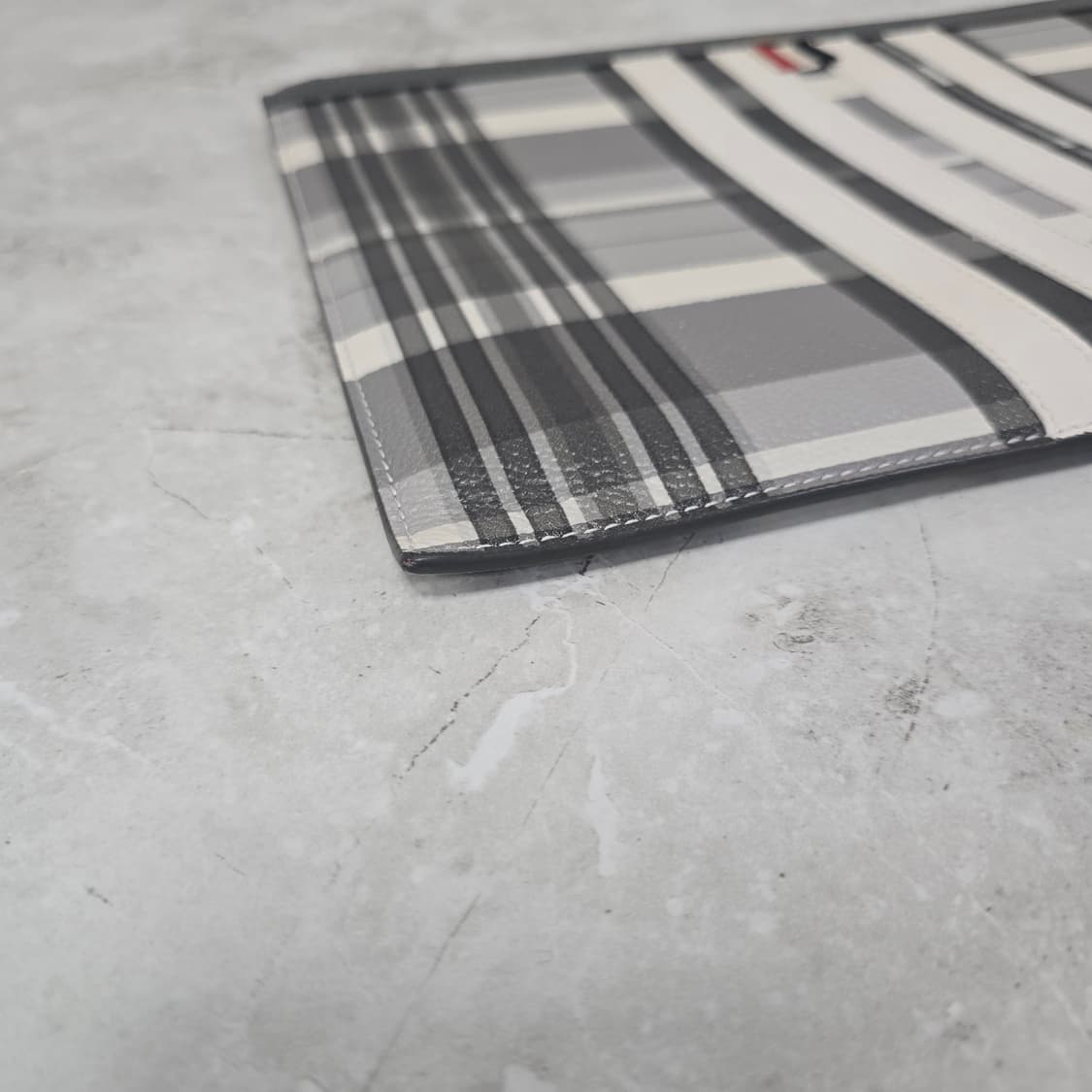 톰브라운 사선 체크 클러치 판매 상품이미지4