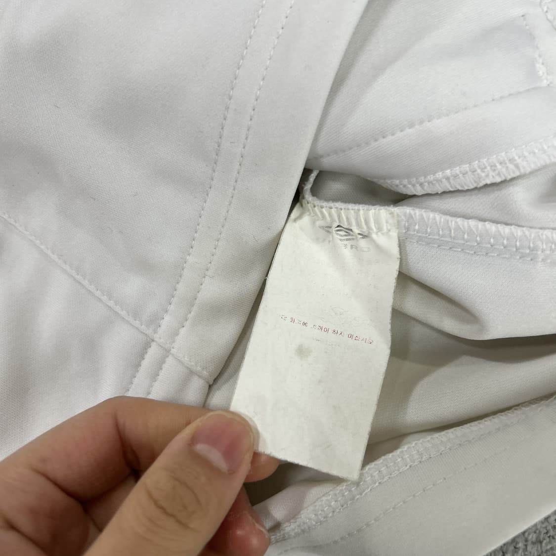 엄브로 화이트/레드 집업 트랙탑 m 상품이미지3