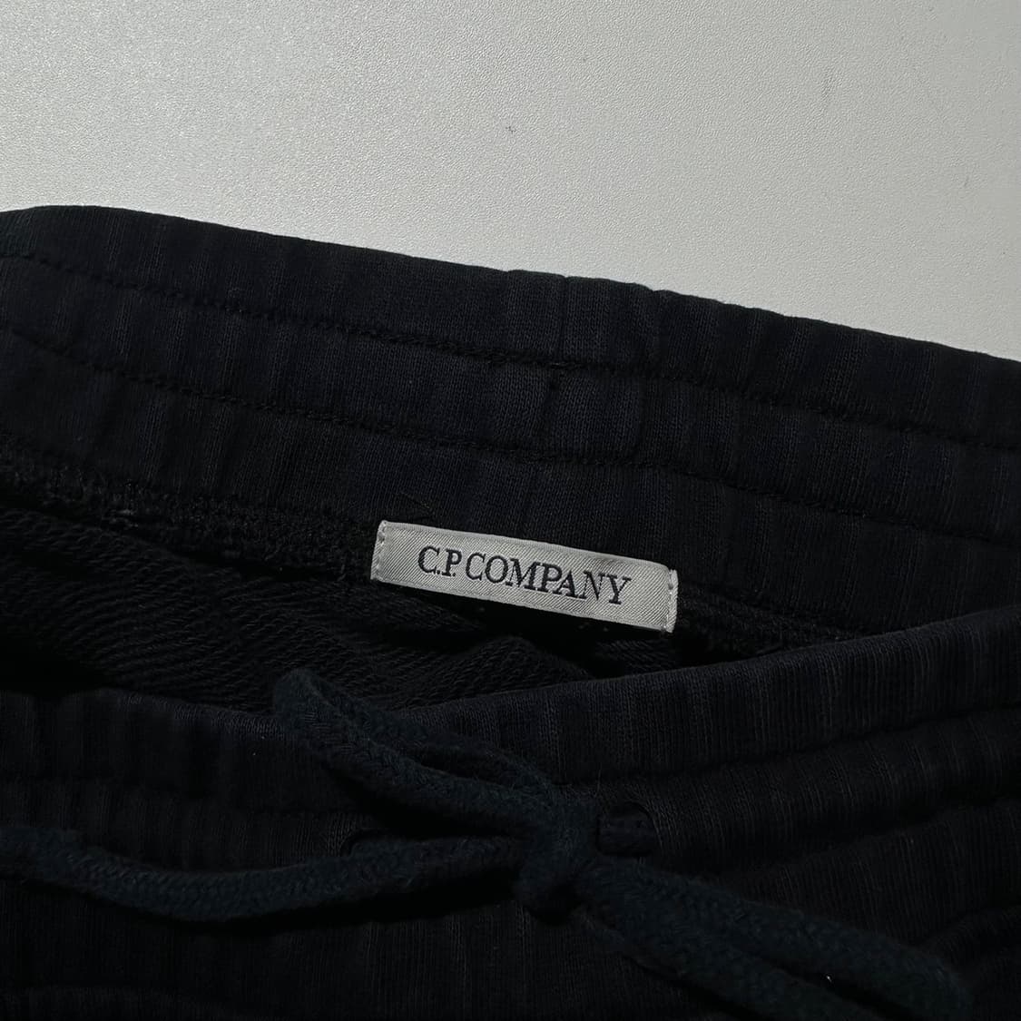 (매장판) CP컴퍼니 로고 카고 스웻 조거 팬츠 상품이미지5