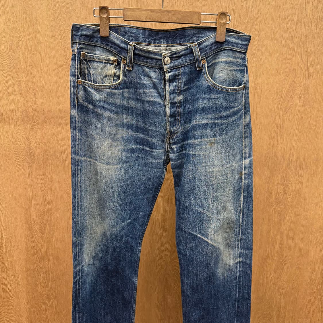 리바이스 501 워싱 데님 팬츠 레드 탭 디테일 레귤러 스트레이트핏 중청 상품이미지4