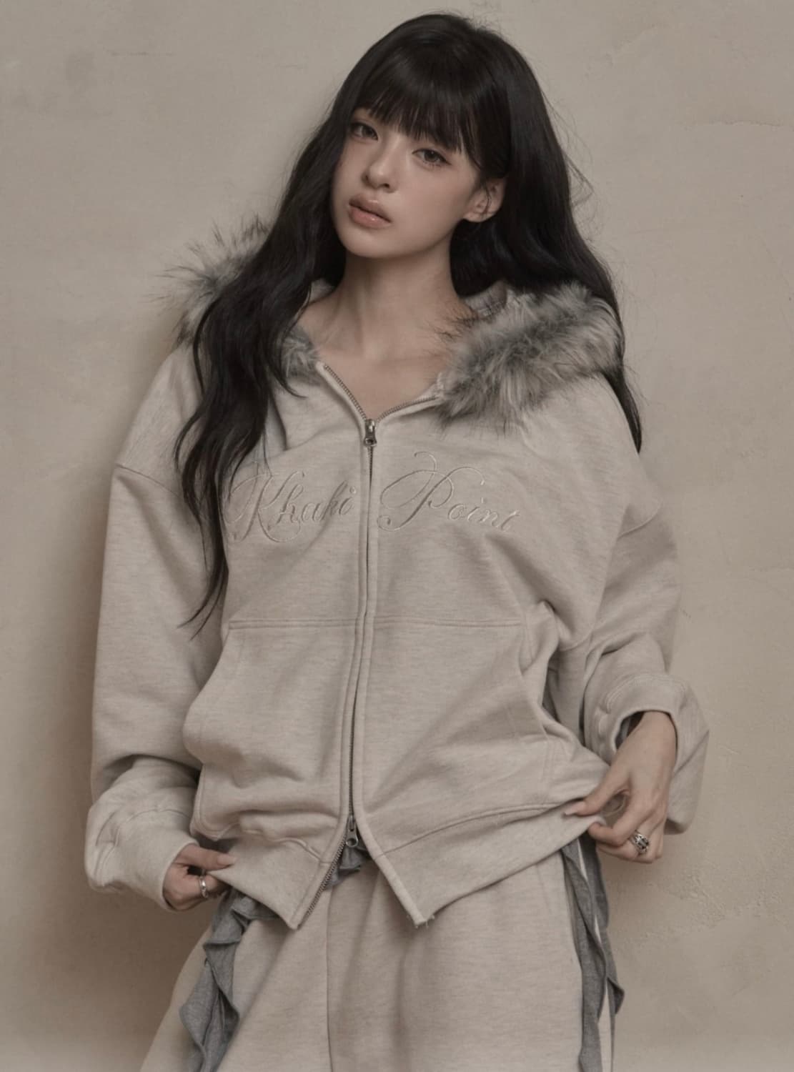 카키포인트 레터링 퍼 후드집업 오트밀 상품이미지1