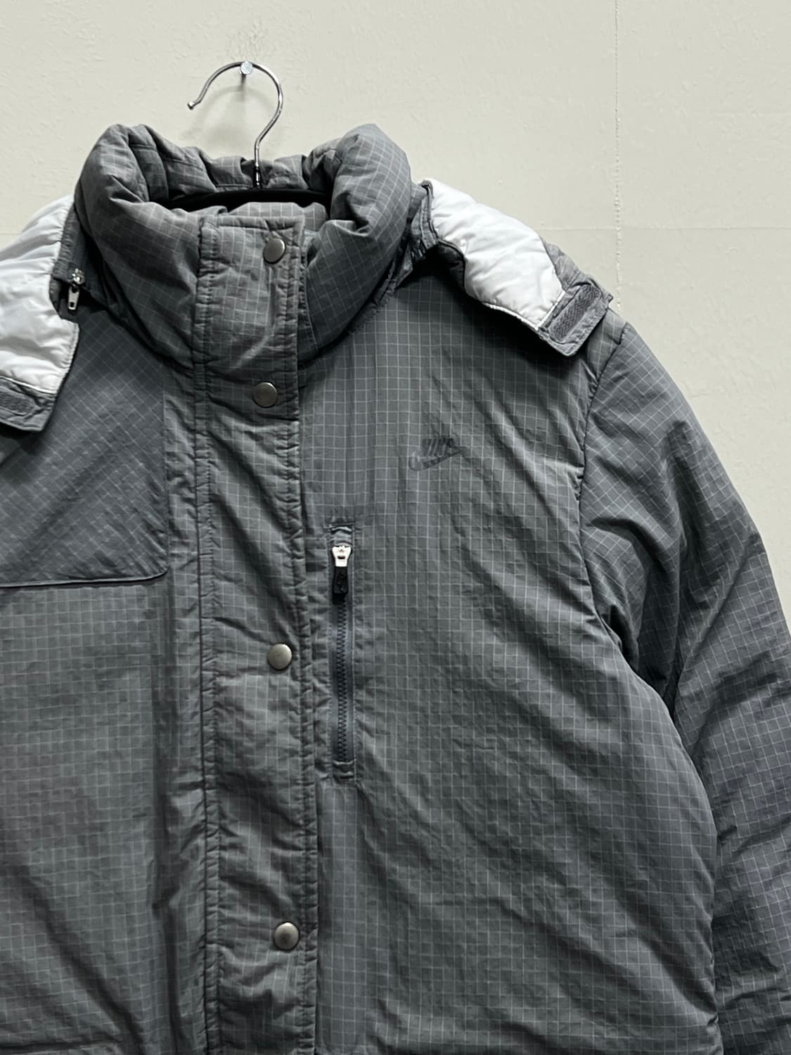 나이키 우먼스 올드스쿨 덕다운 그리드 패턴 패딩 자켓 그레이 상품이미지3