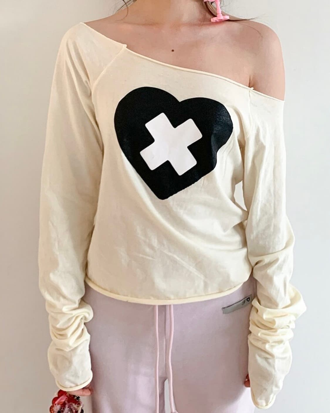샵페어리 크로스 하트 컷 오프 티셔츠 크림 오프숄더 상품이미지1