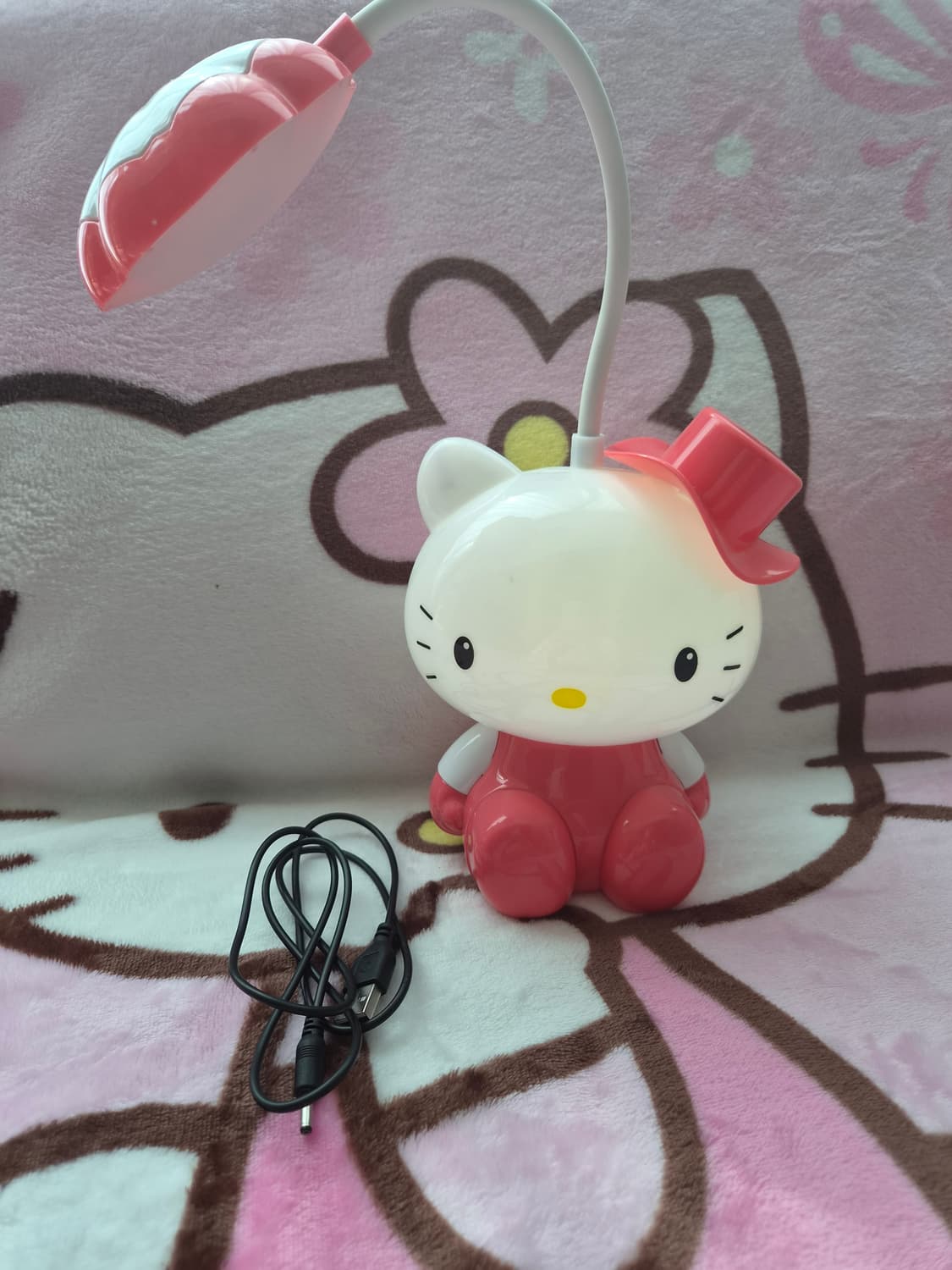 헬로키티 LED 스탠드 조명 + 충전케이블 상품이미지1