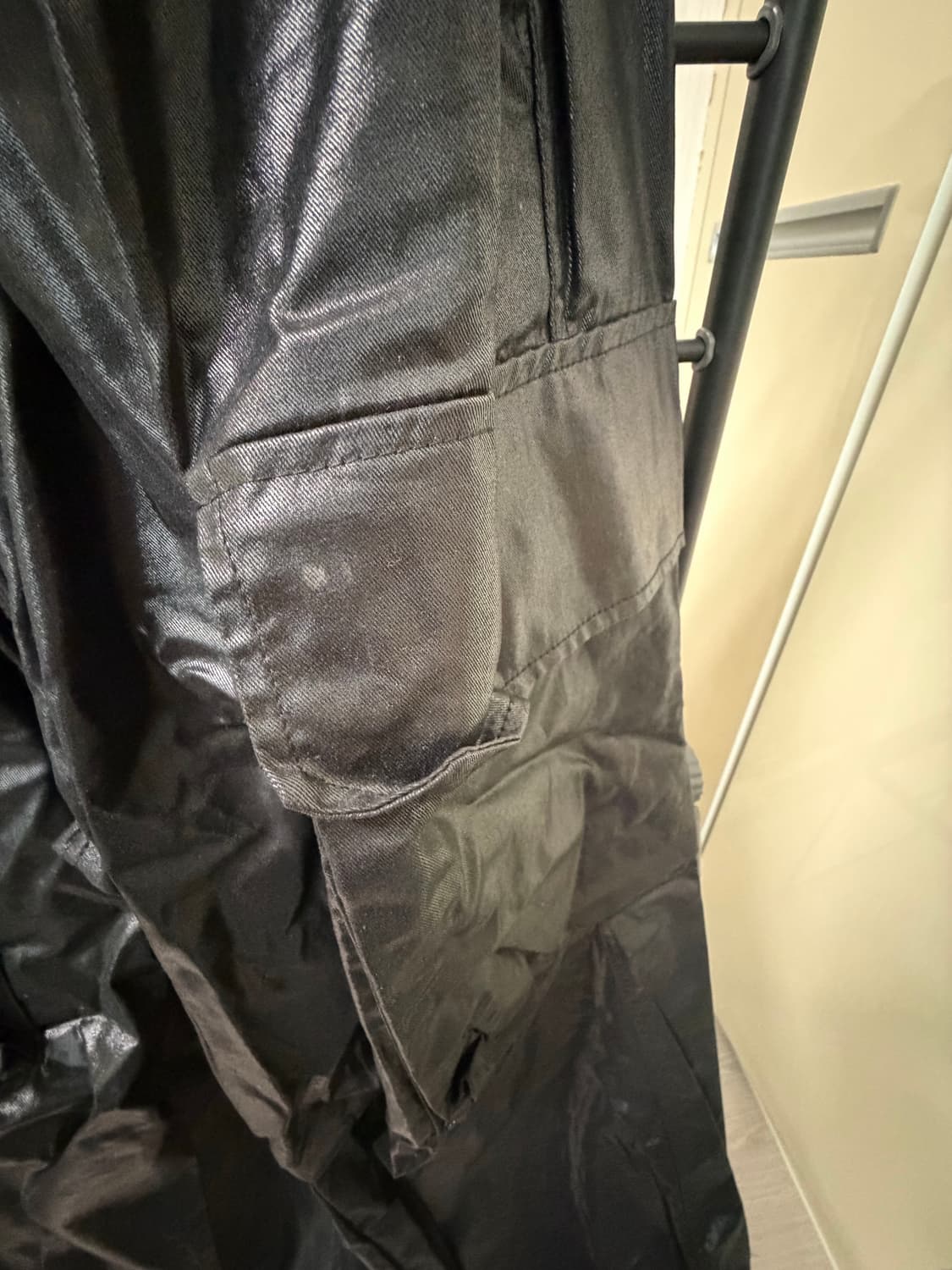 유광 페이크레더 카고 와이드 팬츠 상품이미지4