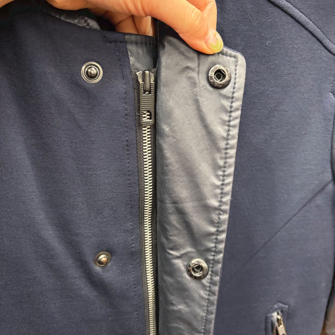 타임 레더 믹스 하이브리드 자켓 스탠드 카라 지퍼 포켓 디테일 네이비 상품이미지6