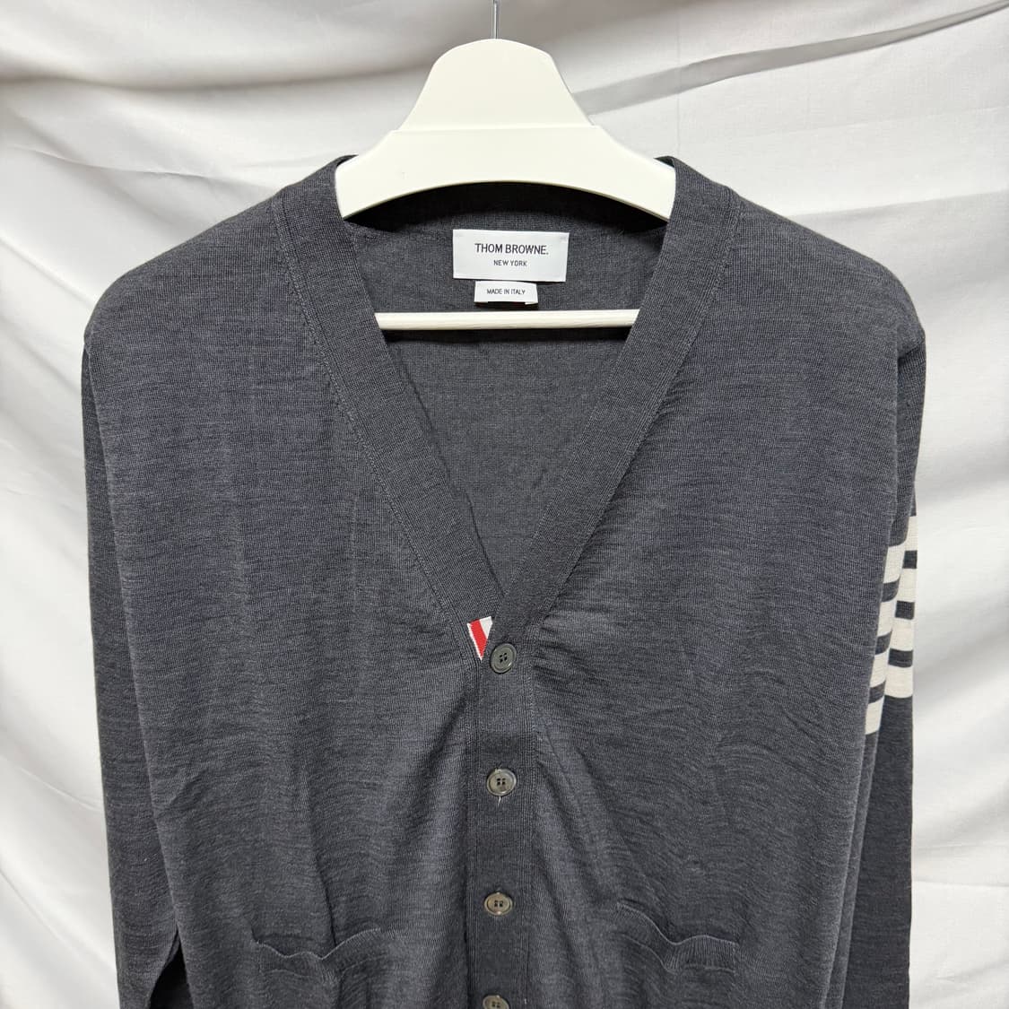 [새상품/선물가능] 톰브라운 사선완장 메리노 울 가디건 다크그레이 상품이미지3