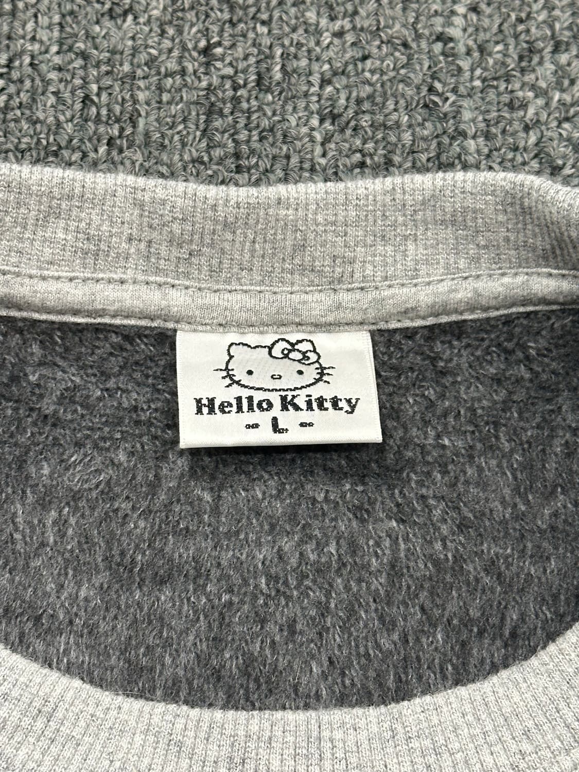 L)산리오 헬로키티 빈티지 그레이 플리스 스웻셔츠 상품이미지4