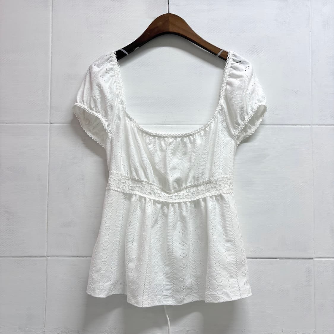 화이트 펀칭 레이스 스퀘어넥 리본 탑 JPN 상품이미지1