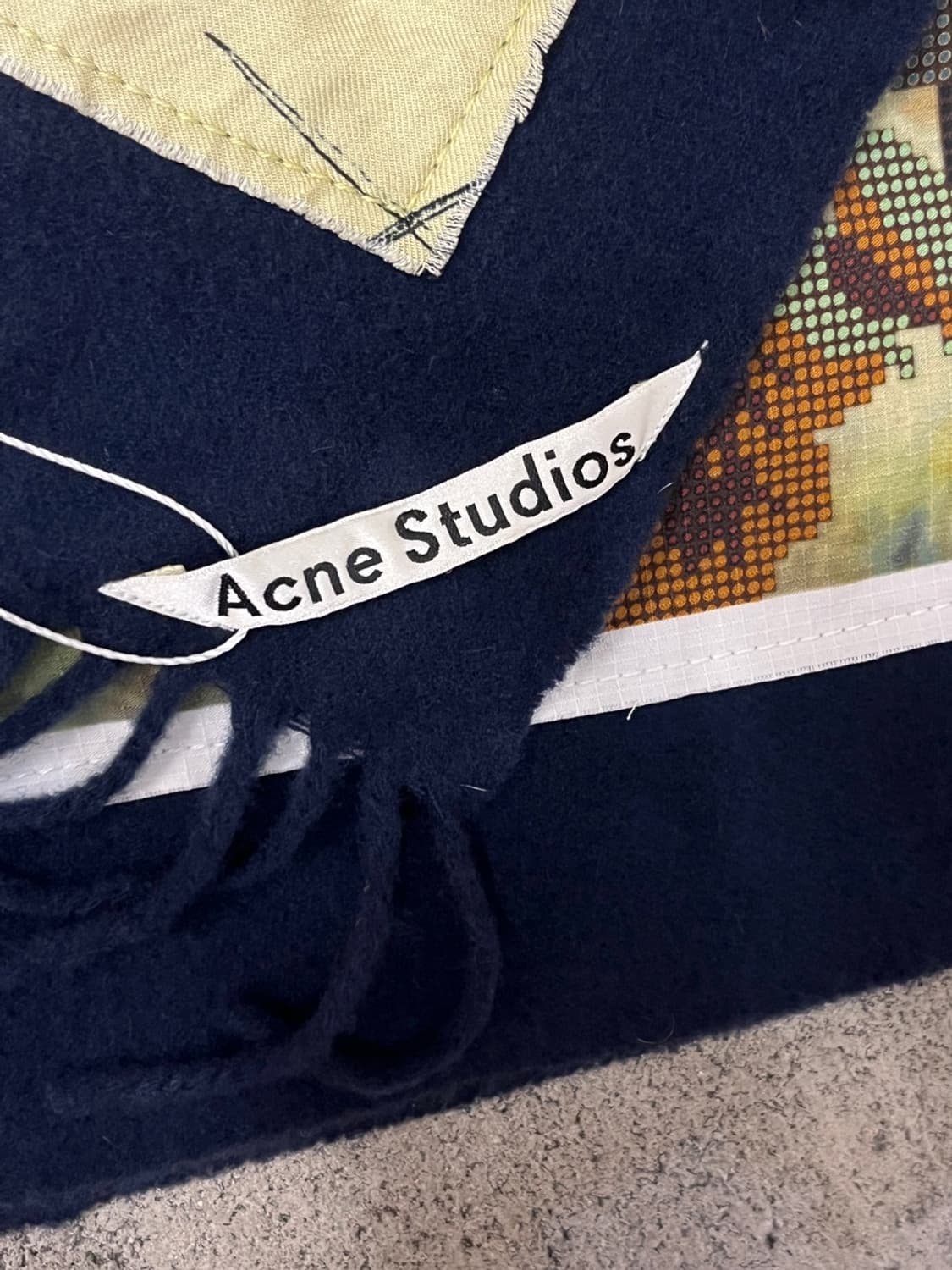 아크네 스튜디오 아트워크 패치 머플러 상품이미지3